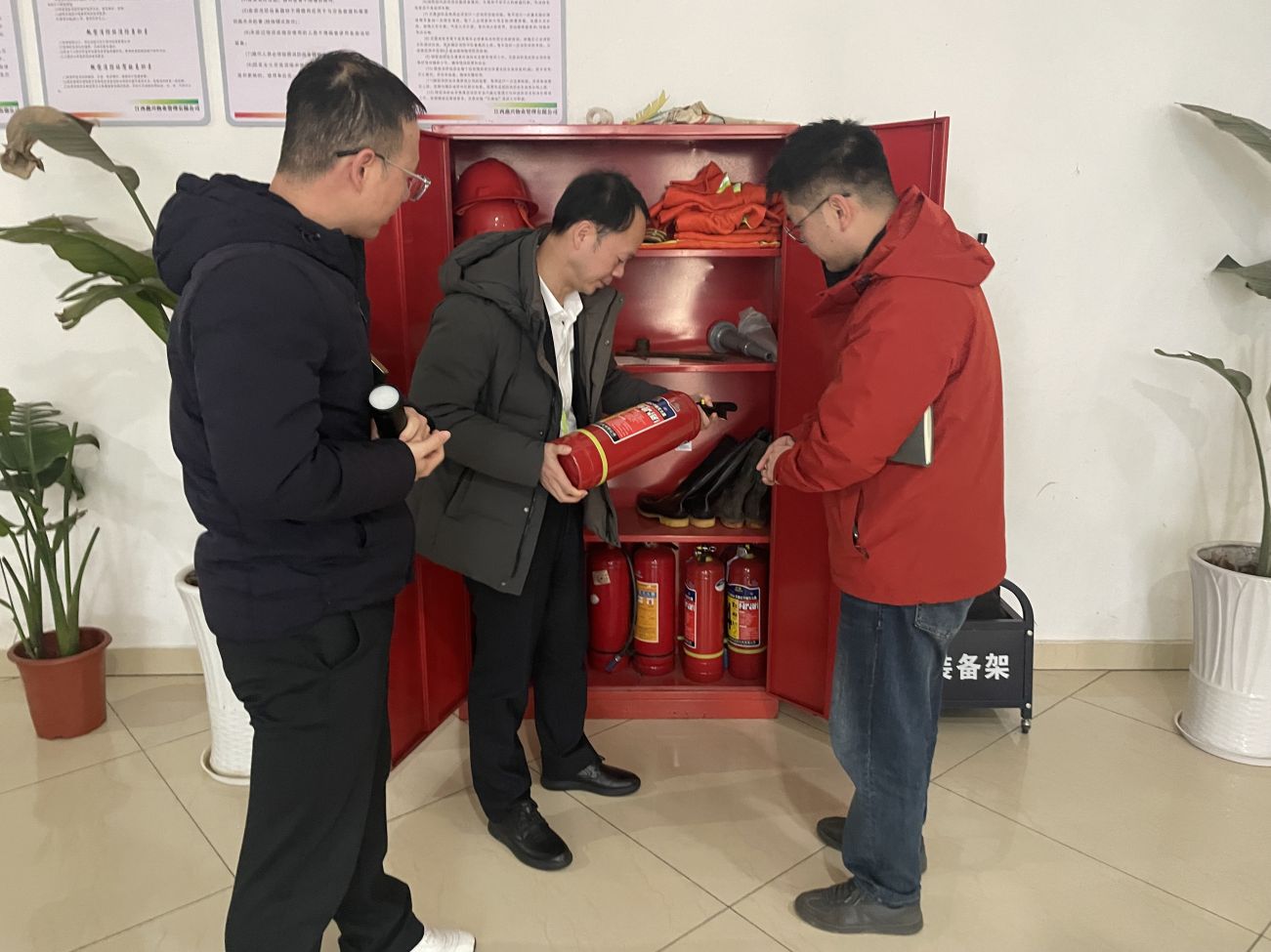绷紧安全弦 护航团圆年 &mdash; 遵义市环球360官网集团安全出产辅导幼组发展 2026 年春节前期安全出产专项查抄
