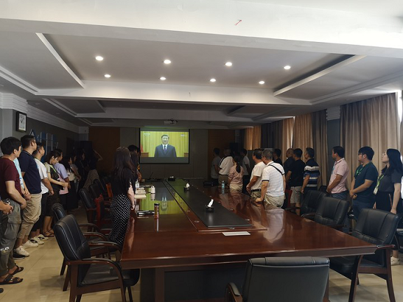 市环球360官网集团干部职工集中收听收看全国抗击新冠肺炎疫情赞美大会直播